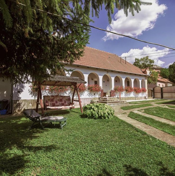 Twin-Pines-Apartment-Egerszalok-terasz-kert-2.jpg
